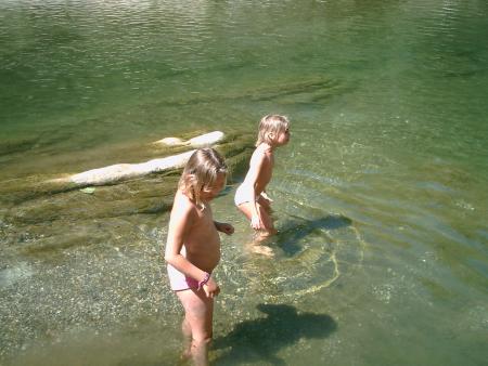 les filles a la rivière